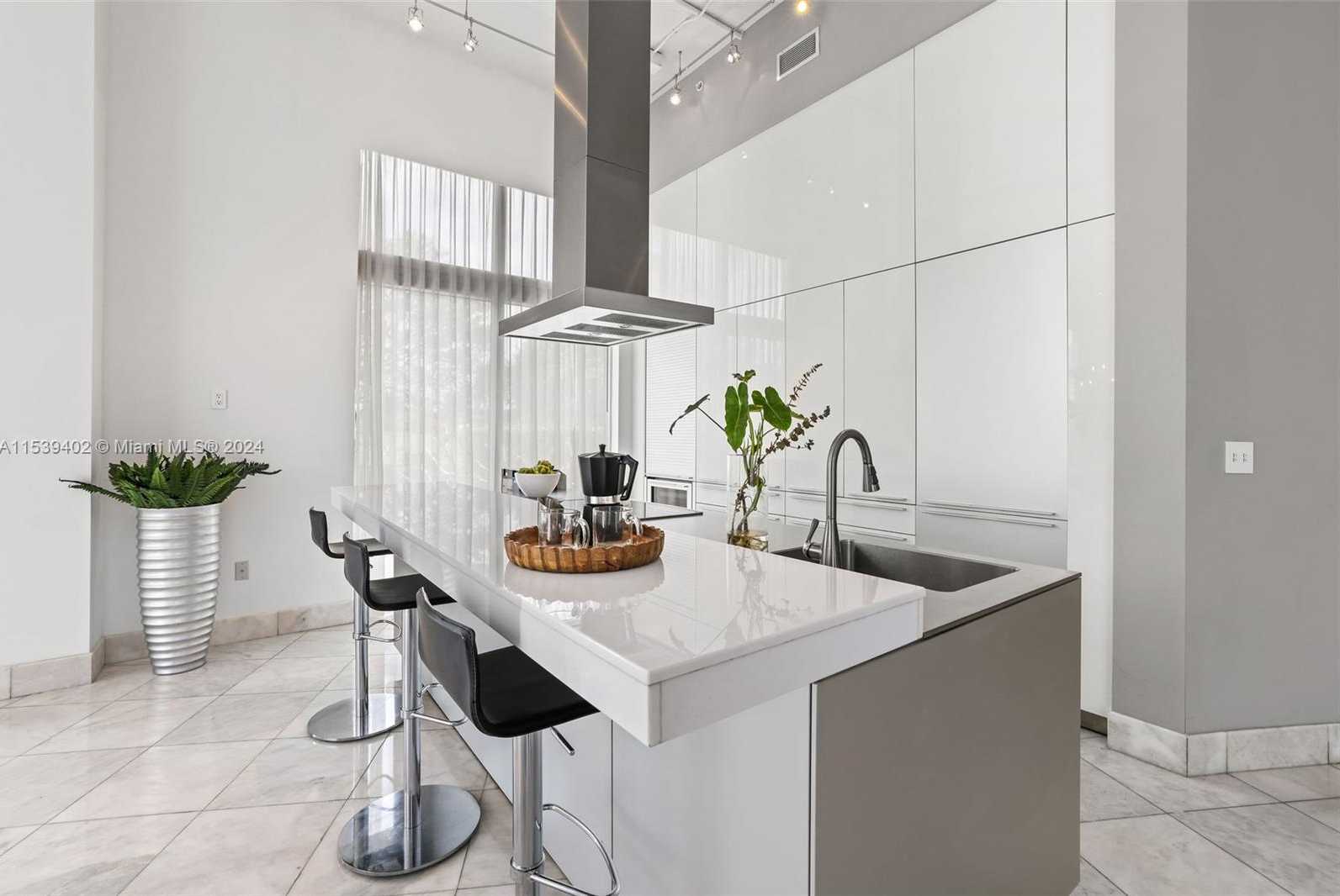 Small Image of 2001 MERIDIAN AVE #101, Miami Beach Number 13