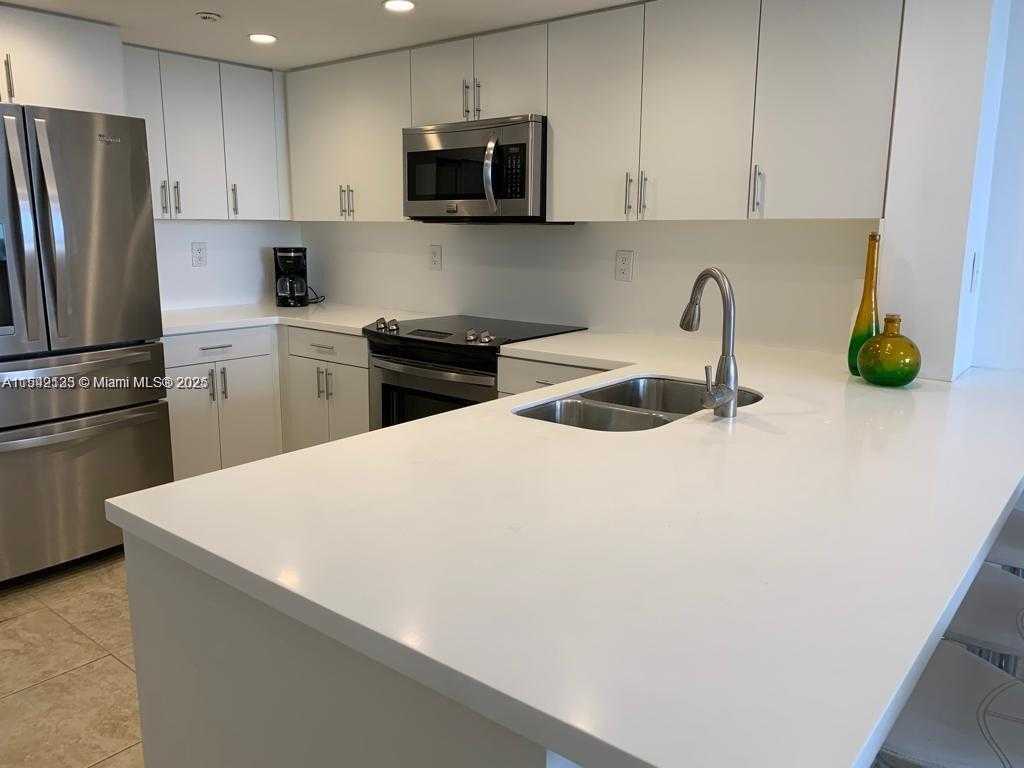 Small Image of 2555 COLLINS AVE #506, Miami Beach Number 12
