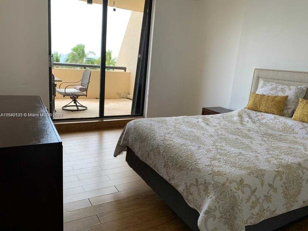 Small Image of 2555 COLLINS AVE #506, Miami Beach Number 17
