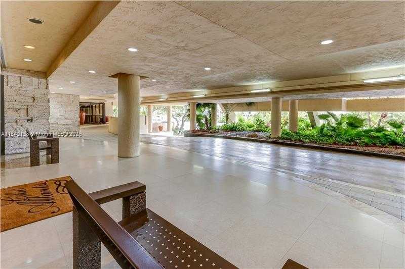 Small Image of 2555 COLLINS AVE #506, Miami Beach Number 3