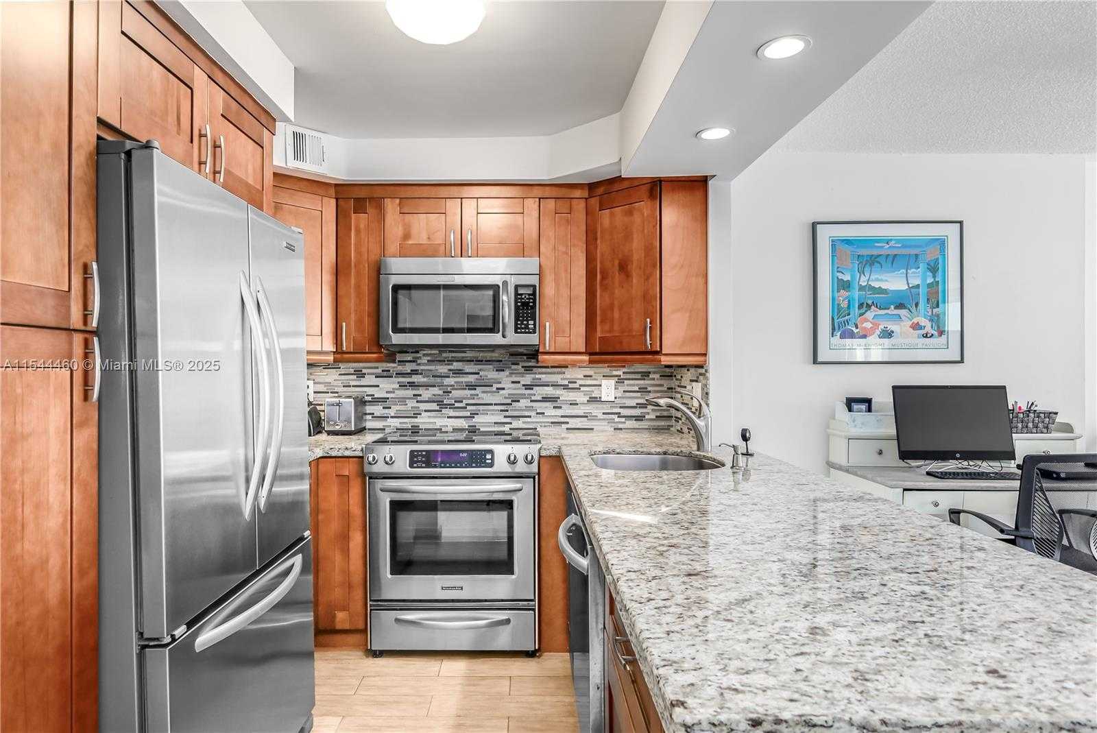 Small Image of 345 OCEAN DR #411, Miami Beach Number 2