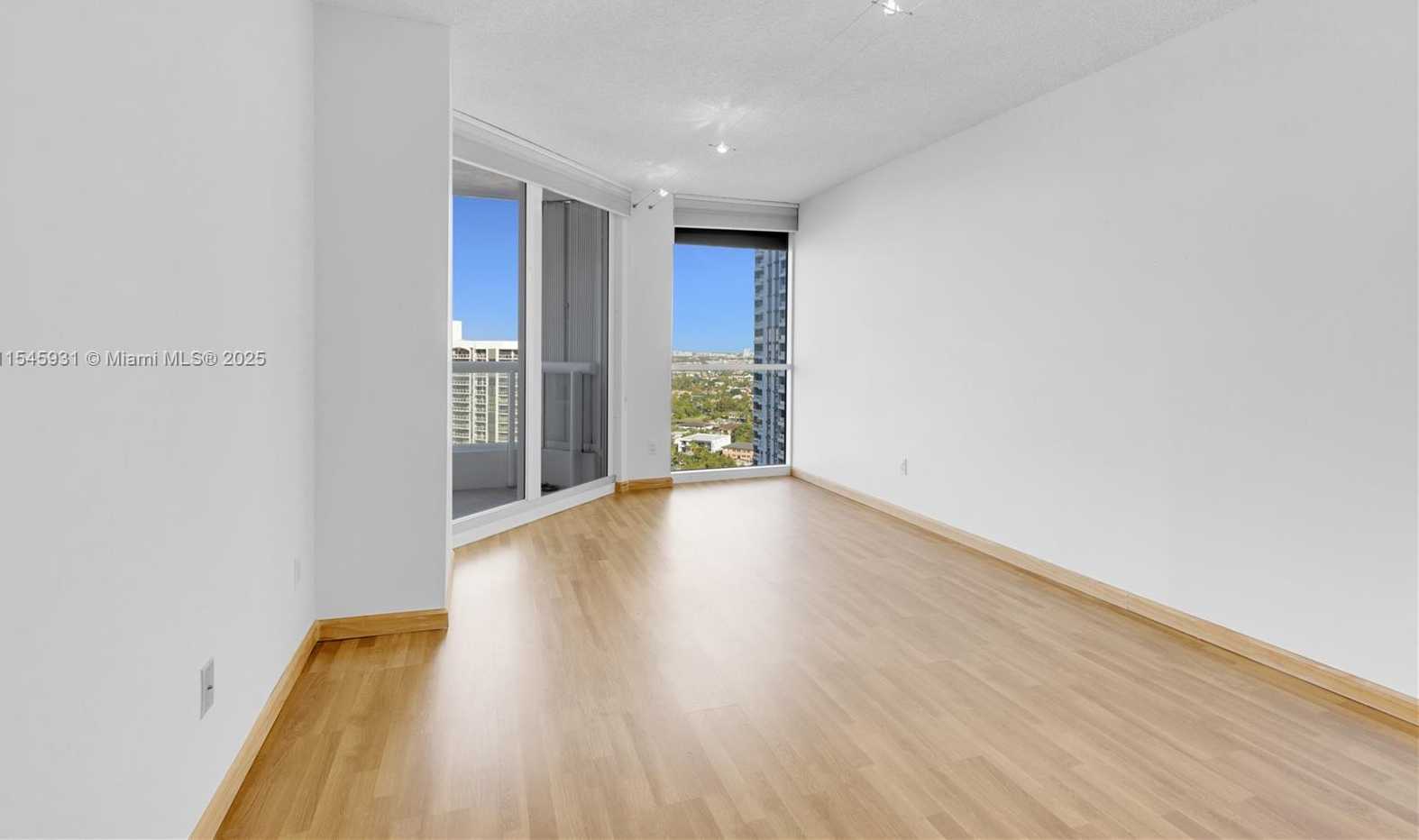 Small Image of 21055 Yacht Club Dr, Aventura, FL 33180, USA Number 17