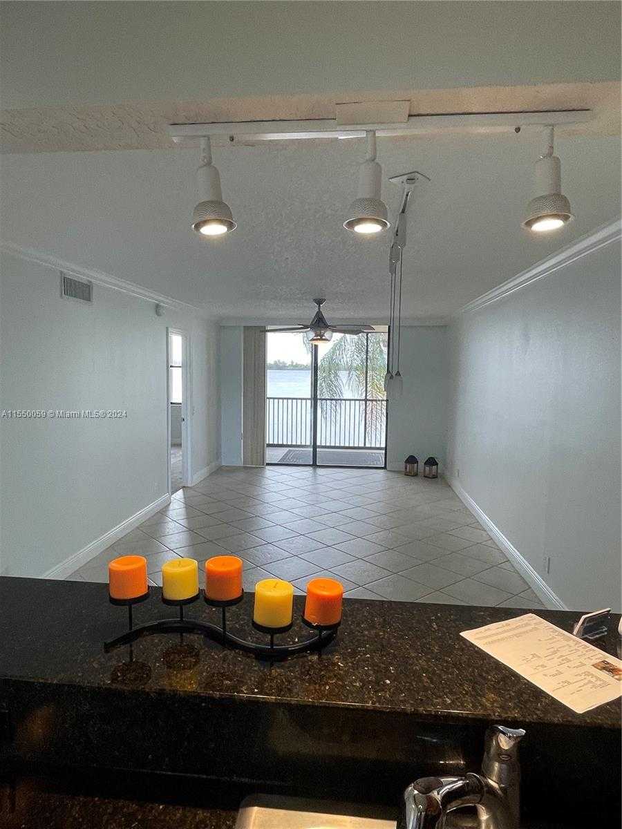 Small Image of 110 Lake Emerald Dr, Oakland Park, FL 33309, USA Number 15