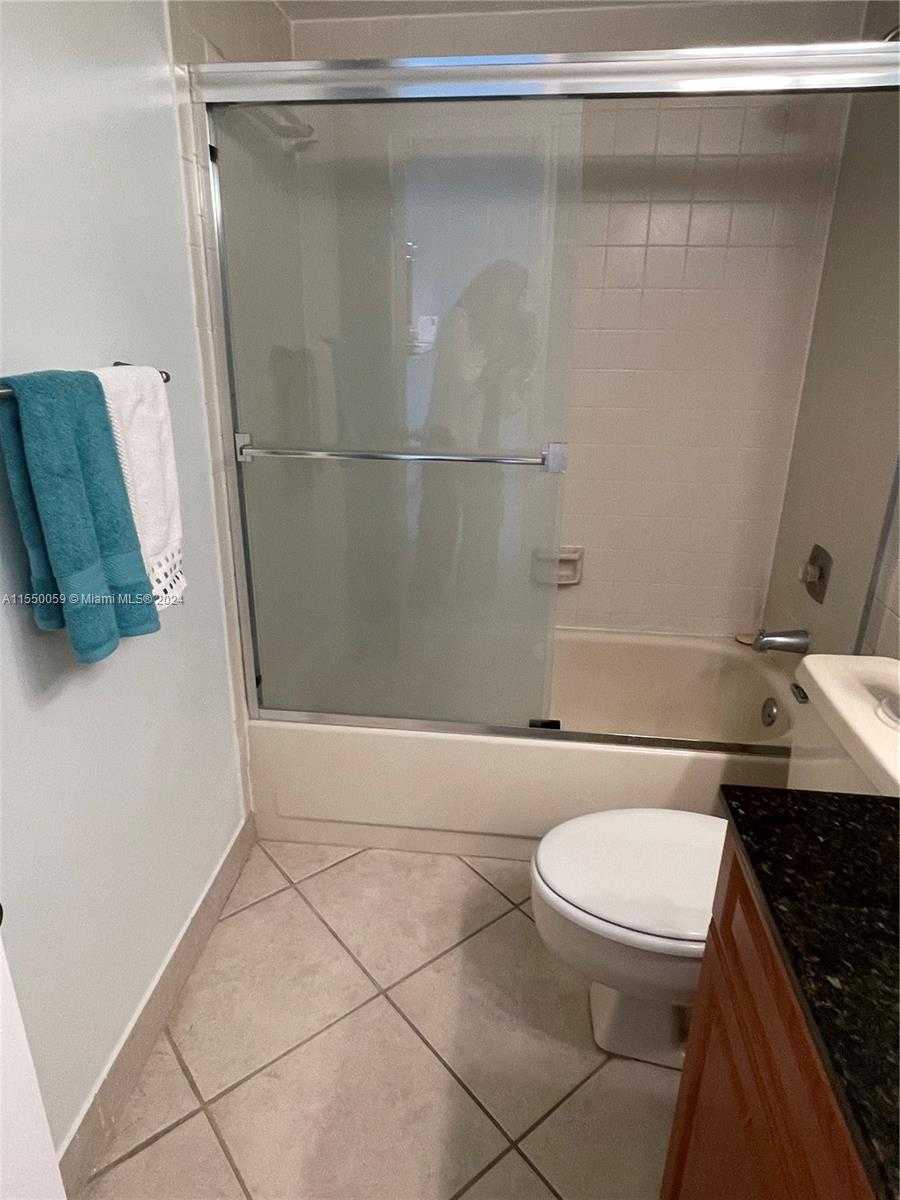 Small Image of 110 Lake Emerald Dr, Oakland Park, FL 33309, USA Number 19