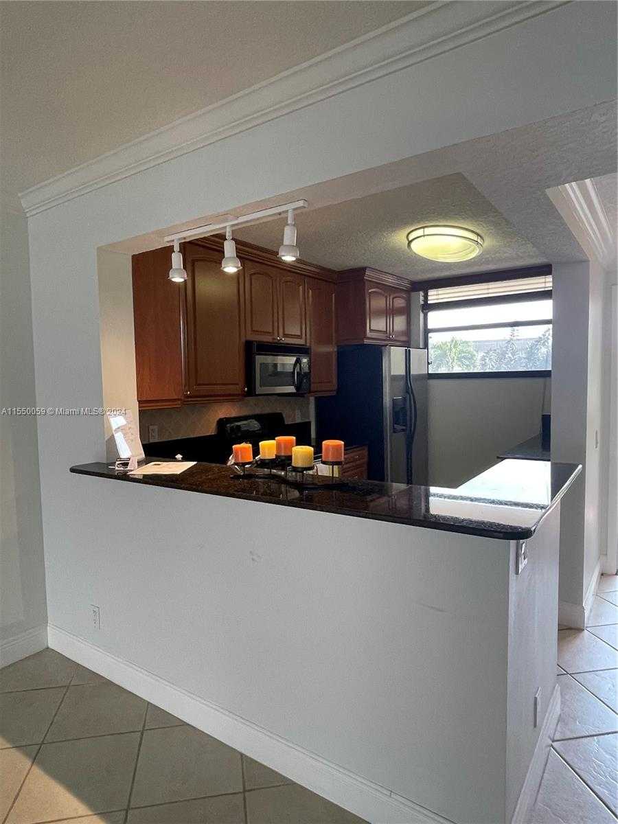 Small Image of 110 Lake Emerald Dr, Oakland Park, FL 33309, USA Number 4
