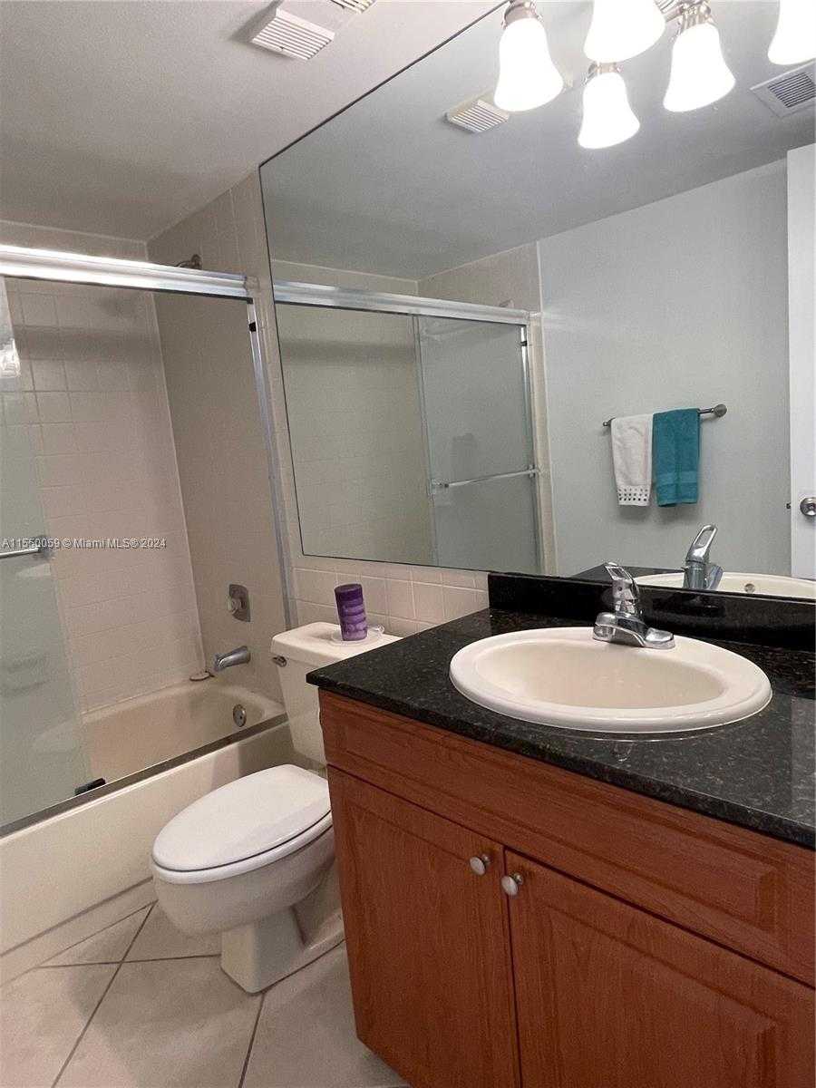 Small Image of 110 Lake Emerald Dr, Oakland Park, FL 33309, USA Number 5