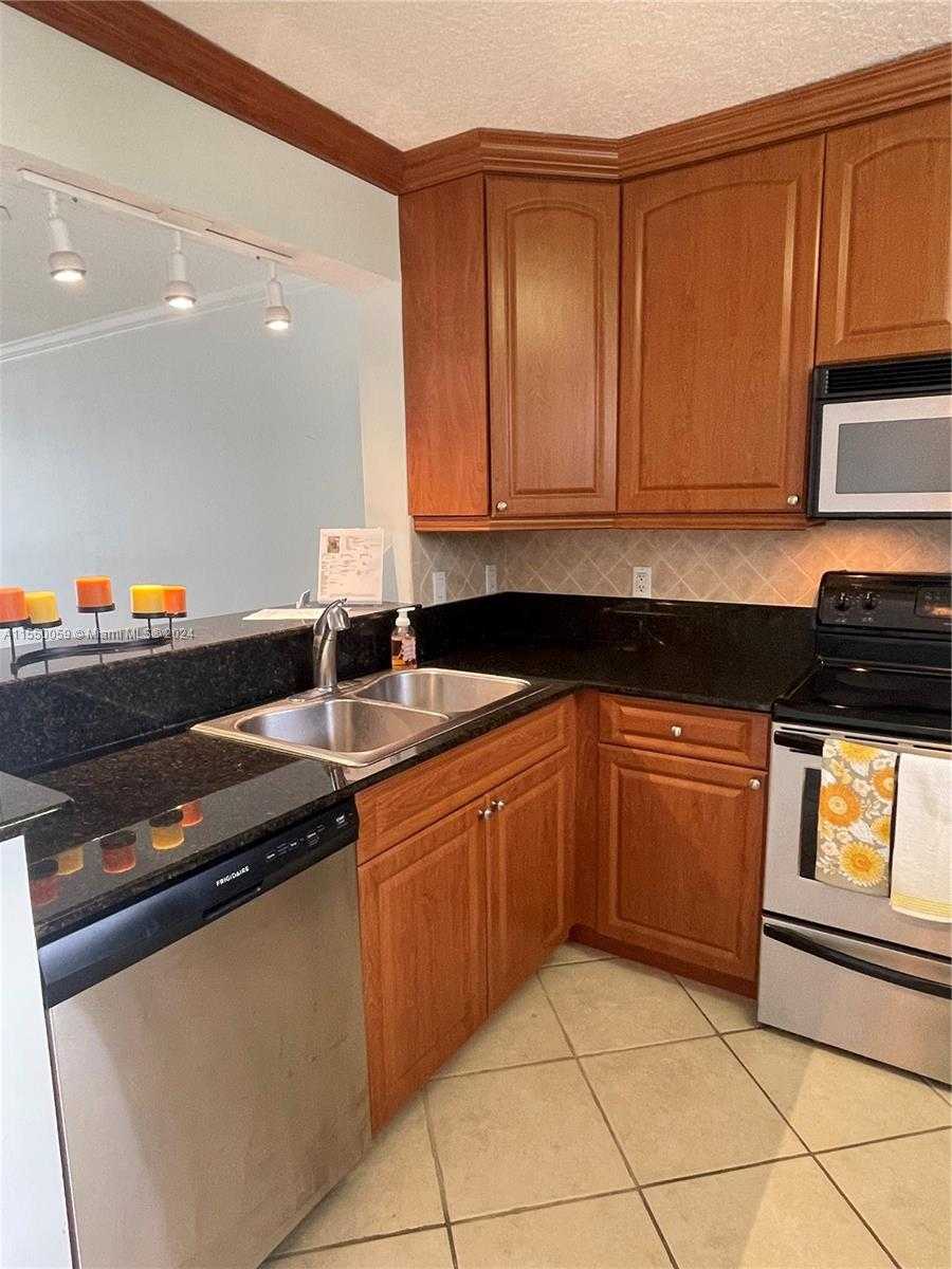Small Image of 110 Lake Emerald Dr, Oakland Park, FL 33309, USA Number 7