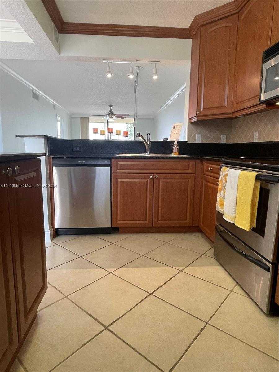 Small Image of 110 Lake Emerald Dr, Oakland Park, FL 33309, USA Number 9