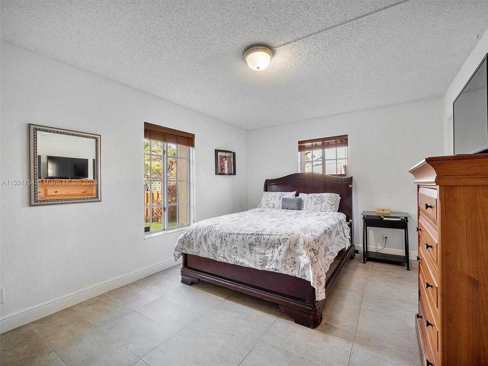 Small Image of 5201 Geneva Ct, Doral, FL 33166, USA Number 12