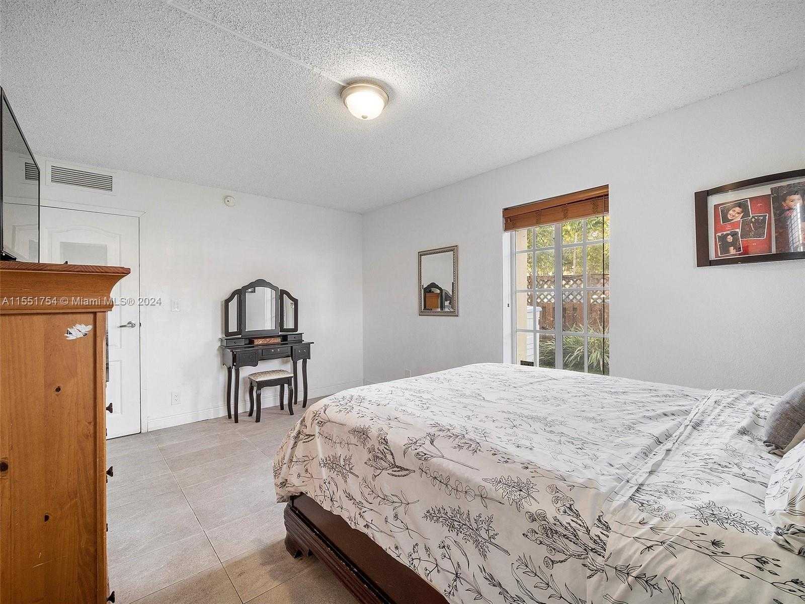 Small Image of 5201 Geneva Ct, Doral, FL 33166, USA Number 14
