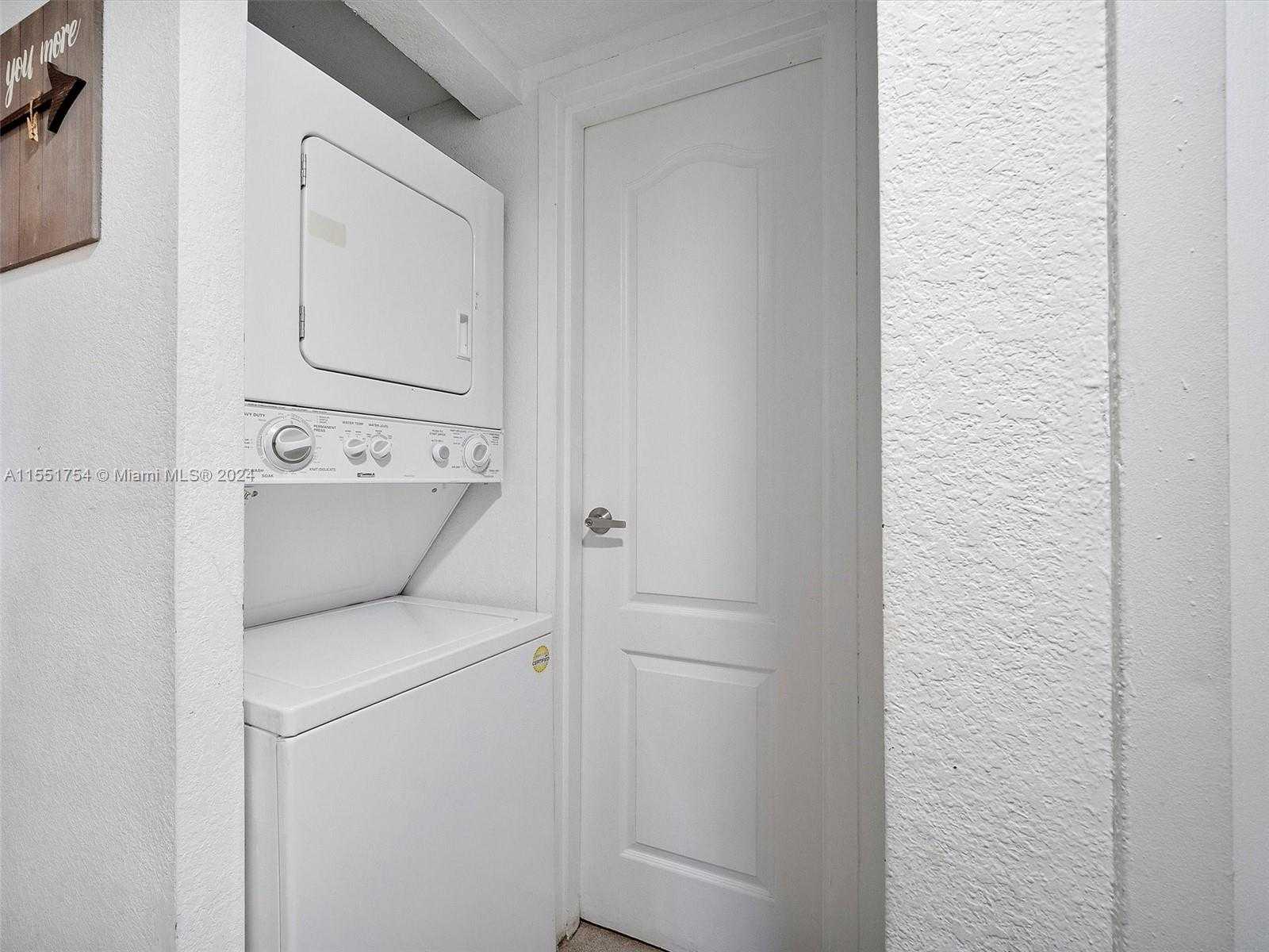Small Image of 5201 Geneva Ct, Doral, FL 33166, USA Number 16