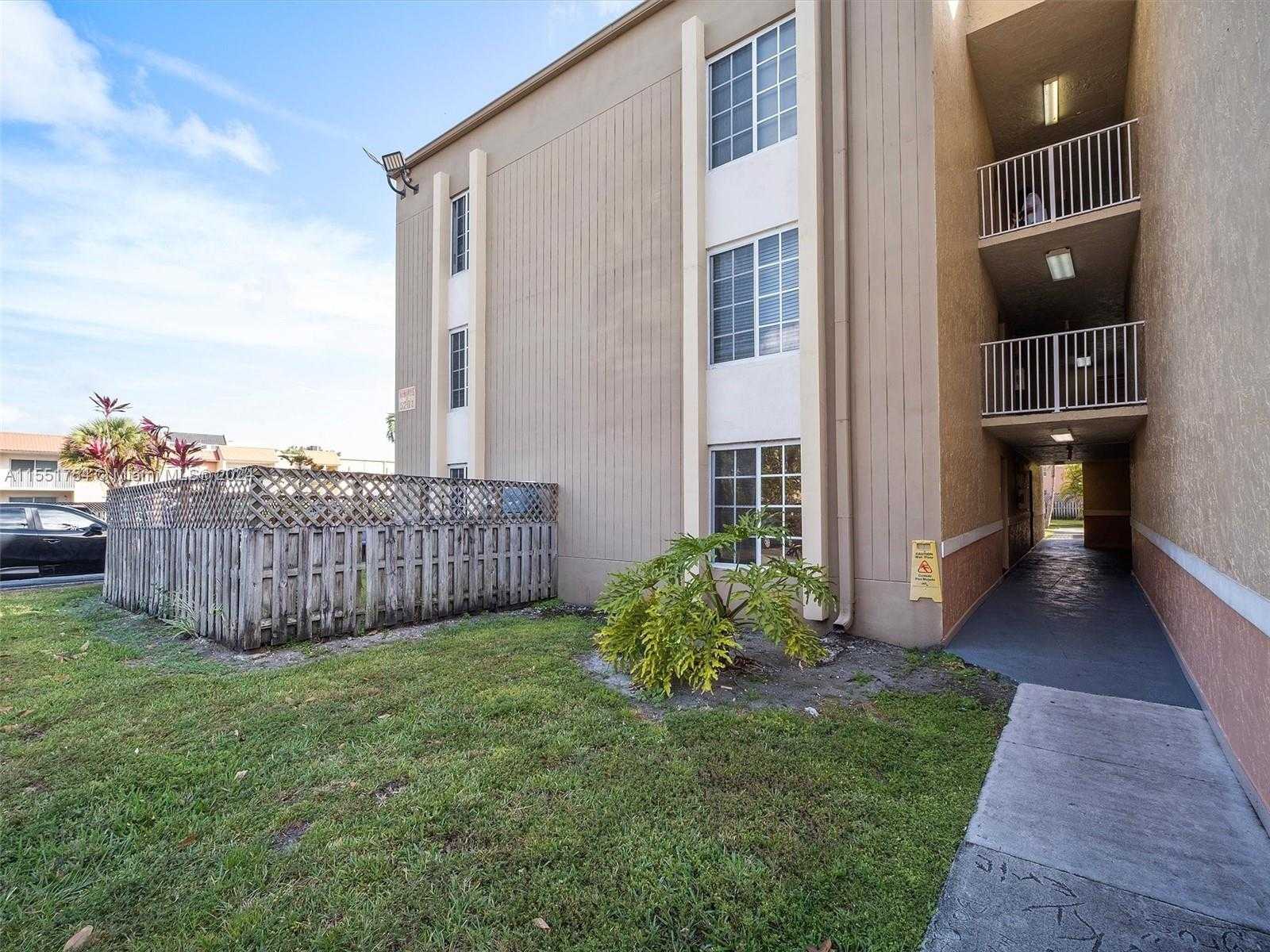 Small Image of 5201 Geneva Ct, Doral, FL 33166, USA Number 31
