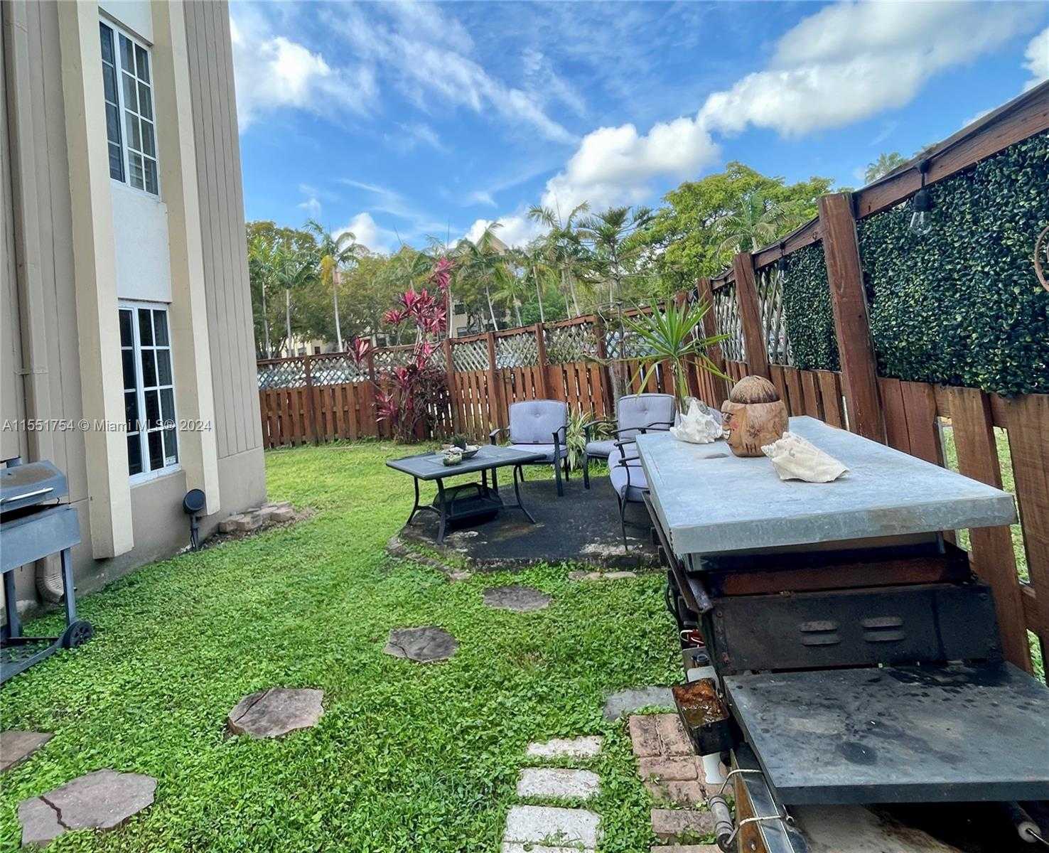 Small Image of 5201 Geneva Ct, Doral, FL 33166, USA Number 4