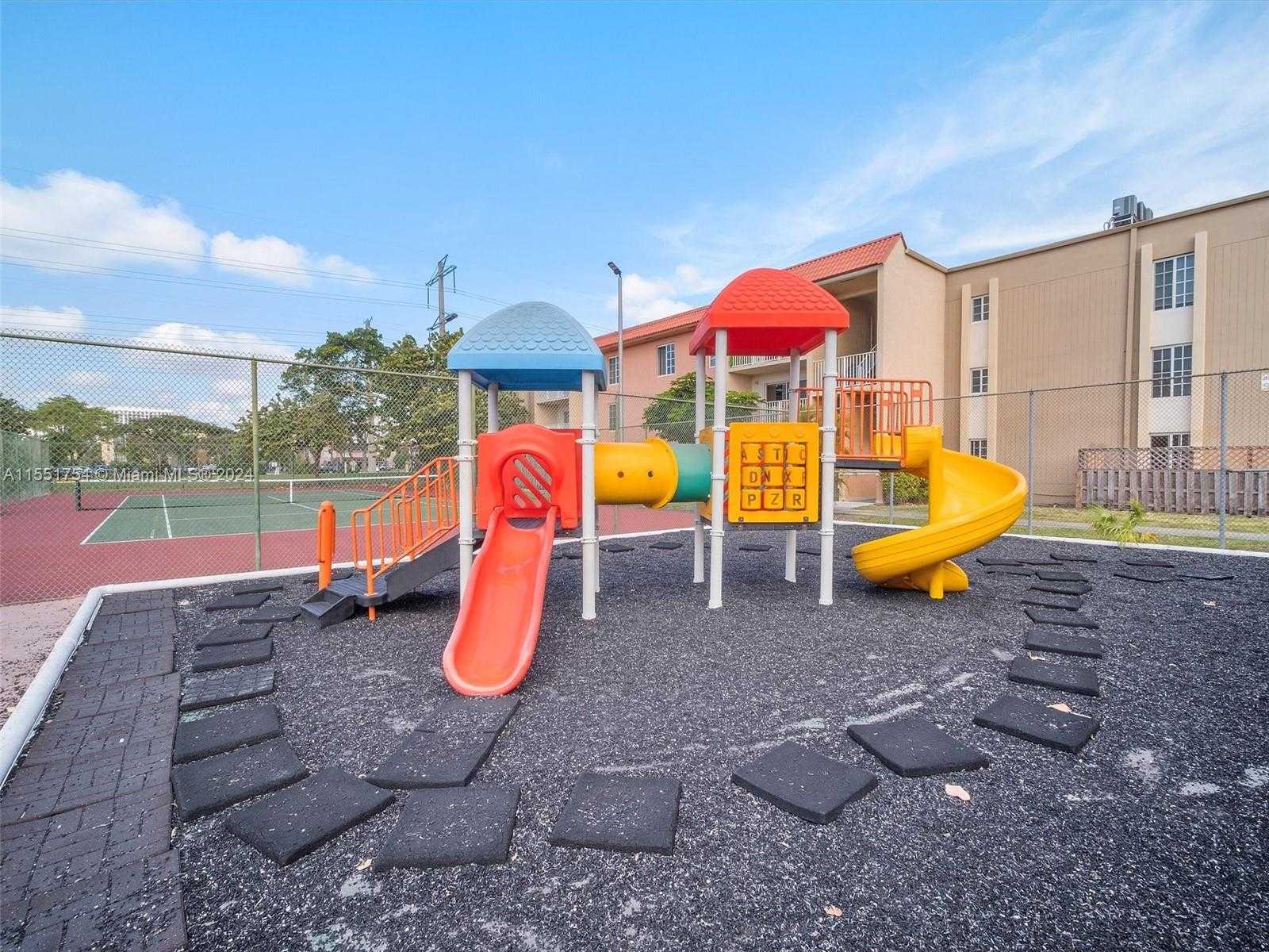 Small Image of 5201 Geneva Ct, Doral, FL 33166, USA Number 43