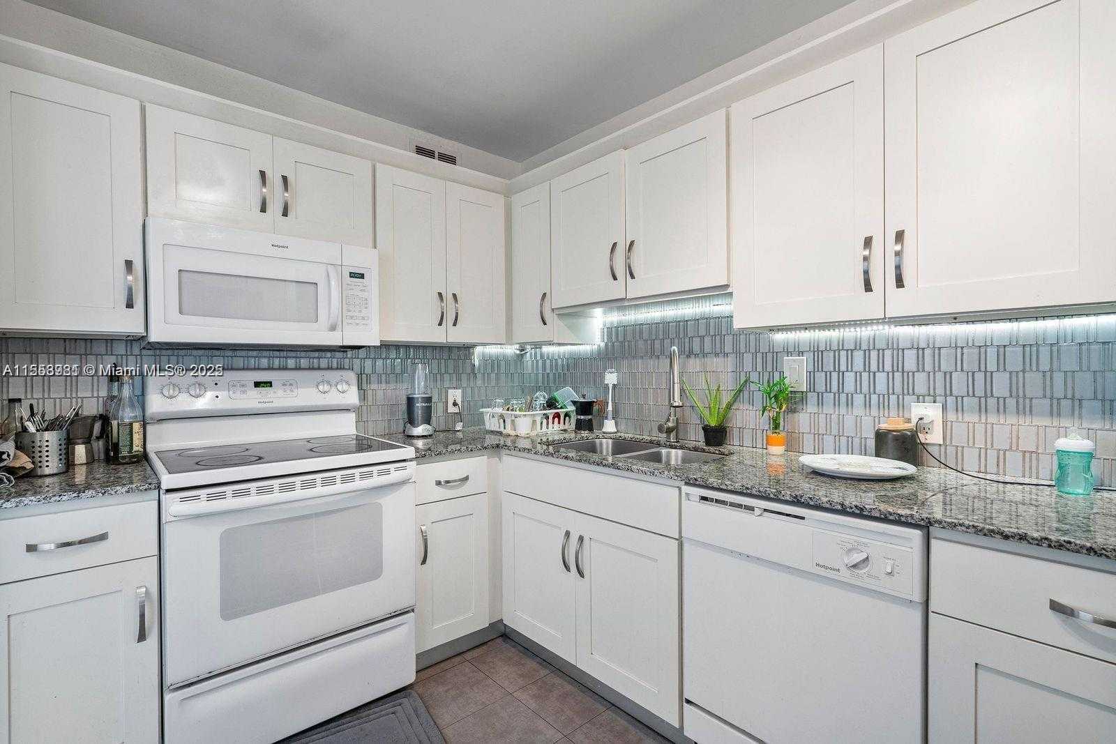 Small Image of 100 BAYVIEW DR #1418, Sunny Isles Beach Number 11
