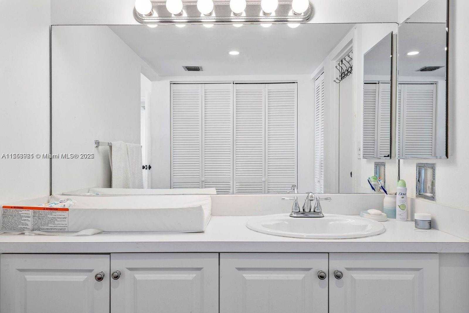 Small Image of 100 BAYVIEW DR #1418, Sunny Isles Beach Number 23