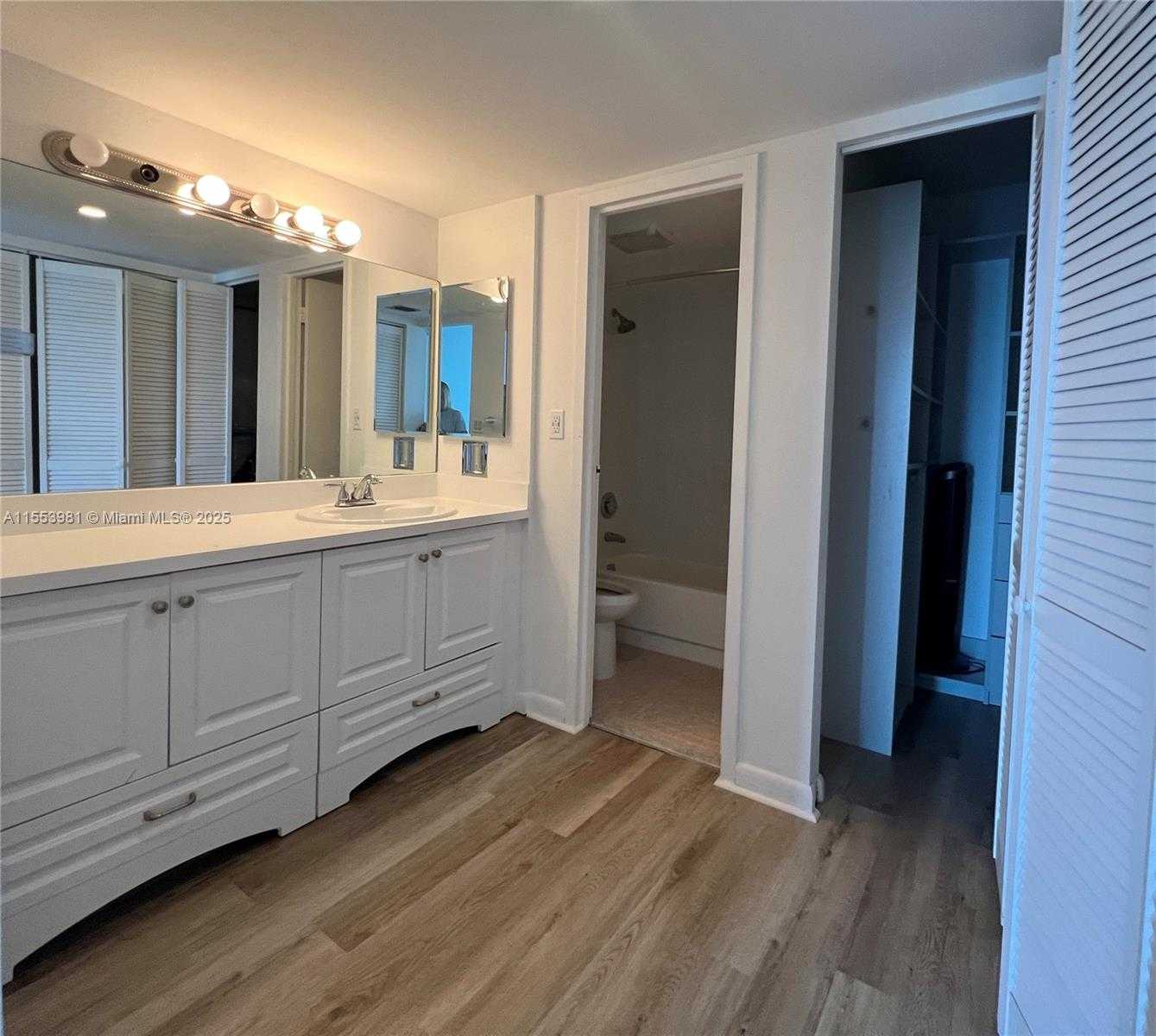 Small Image of 100 BAYVIEW DR #1418, Sunny Isles Beach Number 25