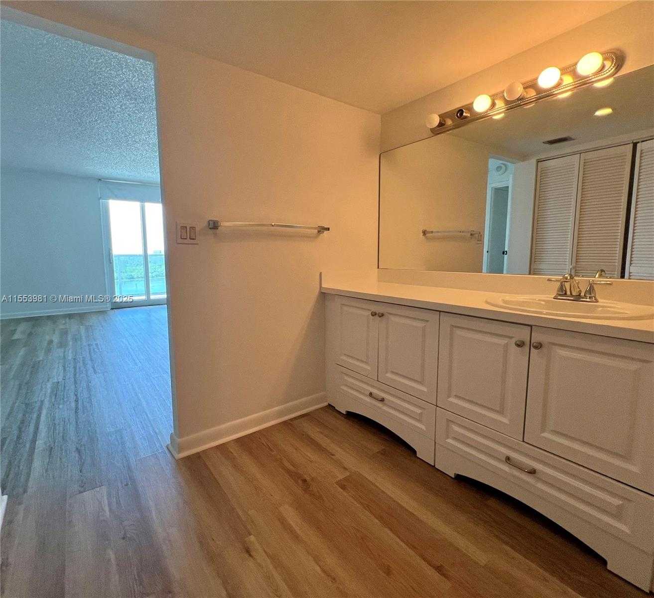Small Image of 100 BAYVIEW DR #1418, Sunny Isles Beach Number 26