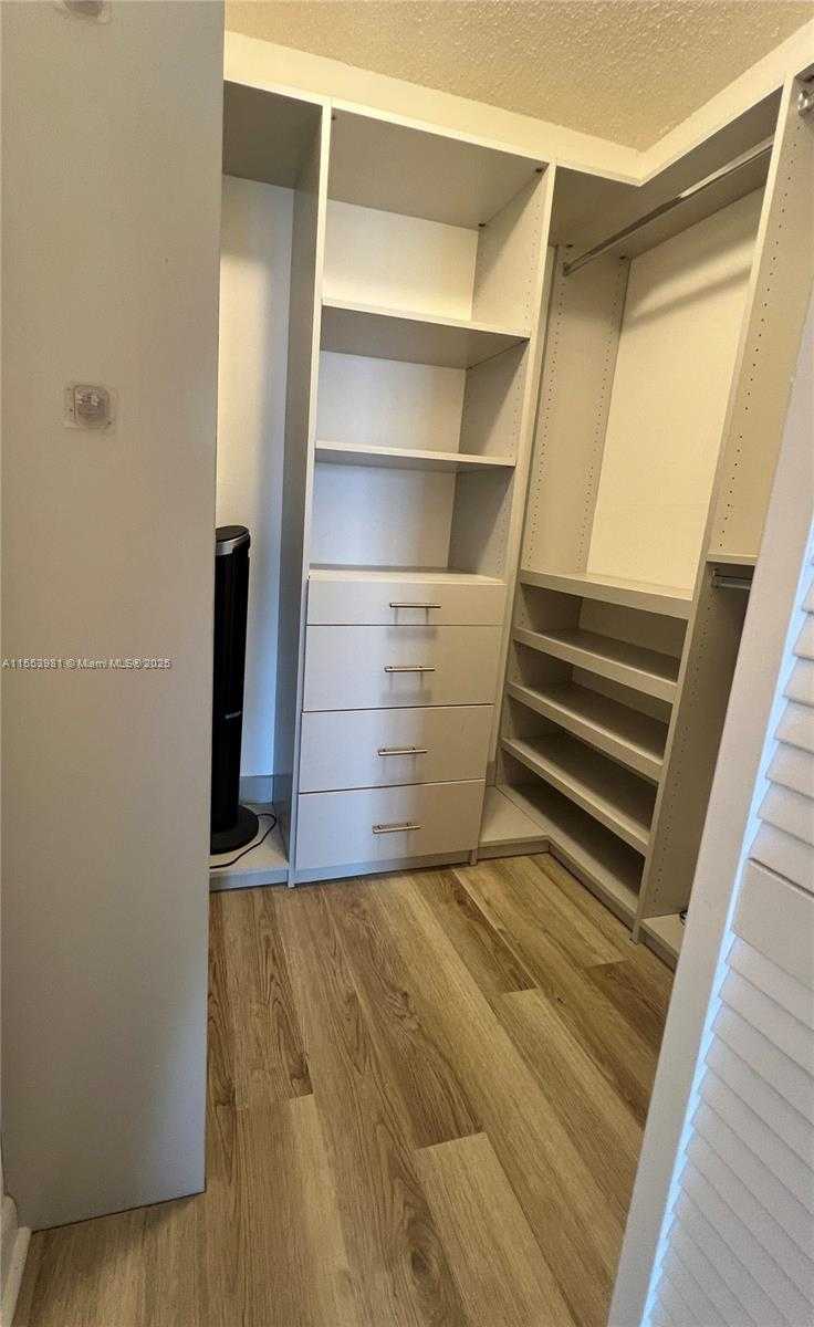 Small Image of 100 BAYVIEW DR #1418, Sunny Isles Beach Number 27