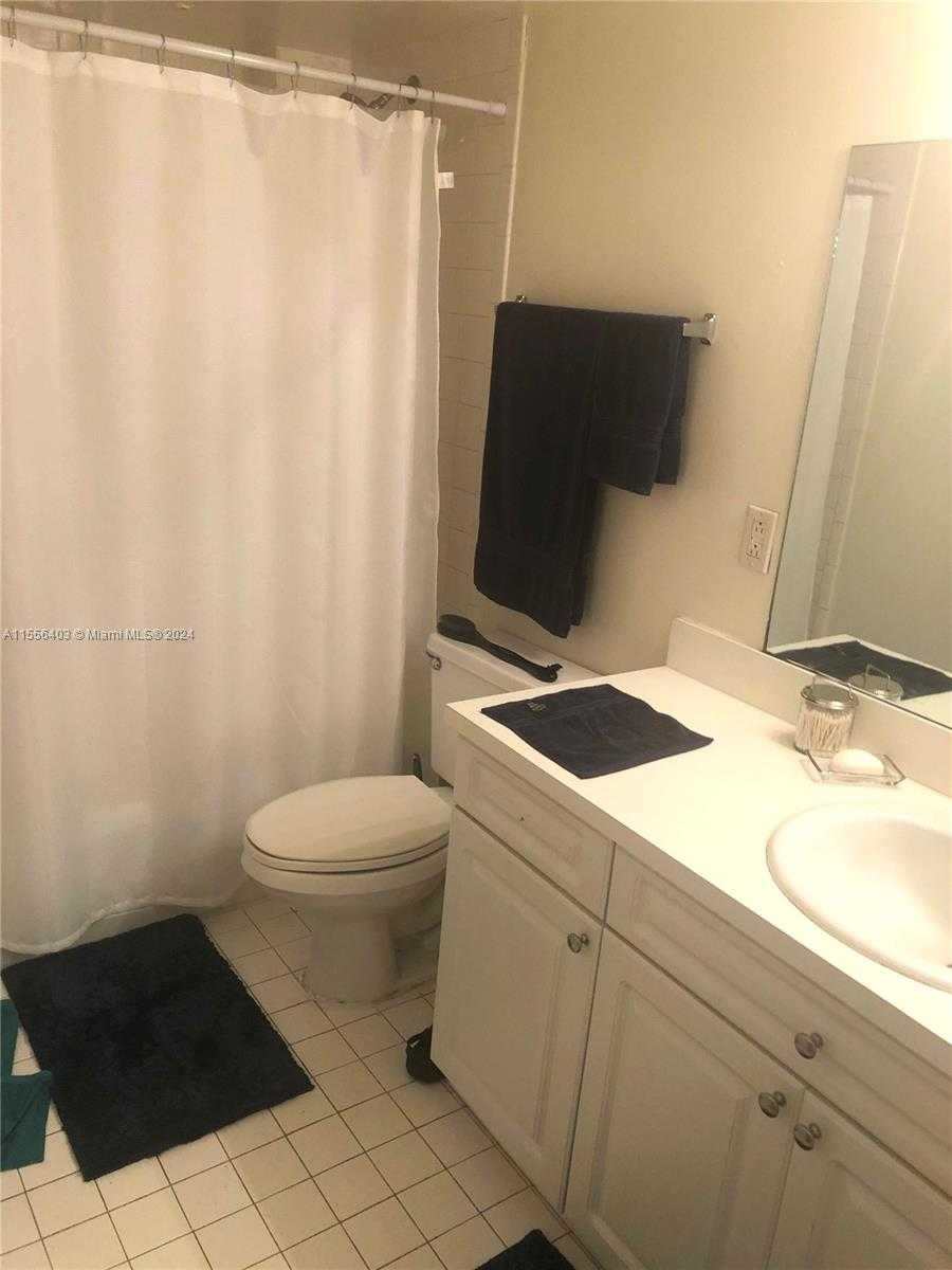 Small Image of 8255 LAKE DR #504, Doral Number 17