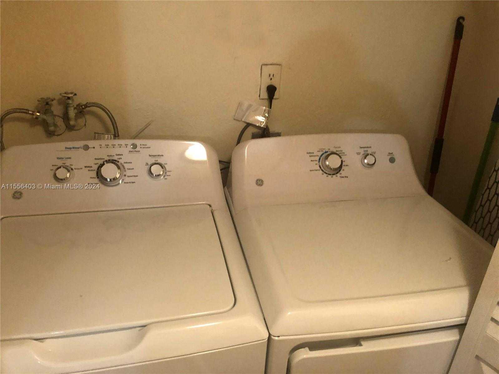 Small Image of 8255 LAKE DR #504, Doral Number 9
