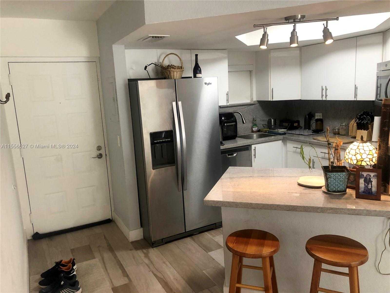 Small Image of 8255 LAKE DR #204, Doral Number 11