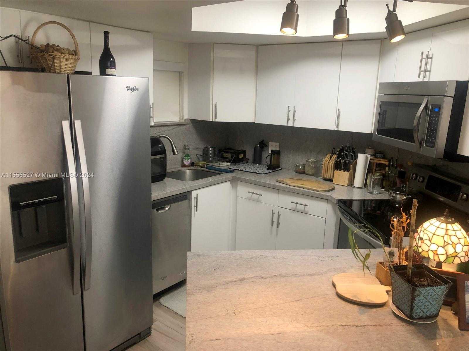 Small Image of 8255 LAKE DR #204, Doral Number 12