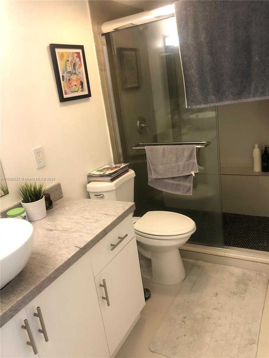 Small Image of 8255 LAKE DR #204, Doral Number 13