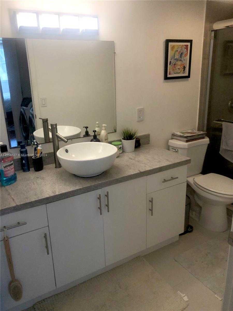 Small Image of 8255 LAKE DR #204, Doral Number 14
