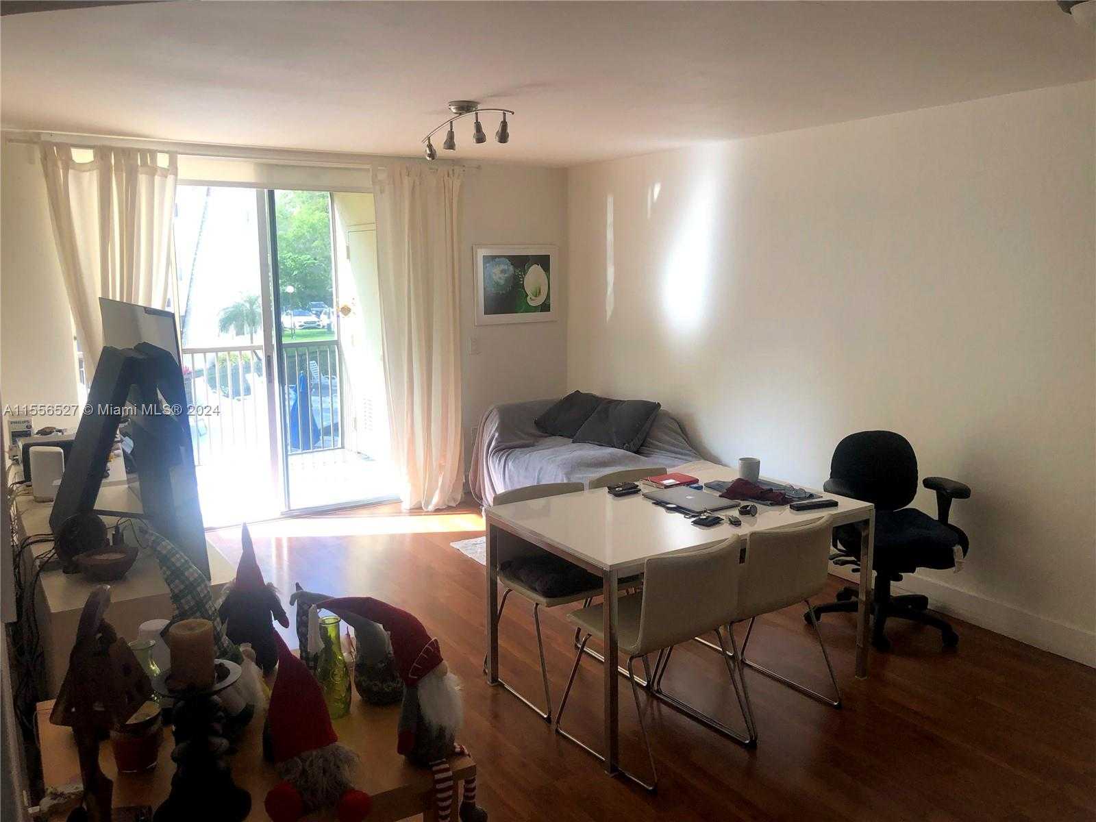 Small Image of 8255 LAKE DR #204, Doral Number 19