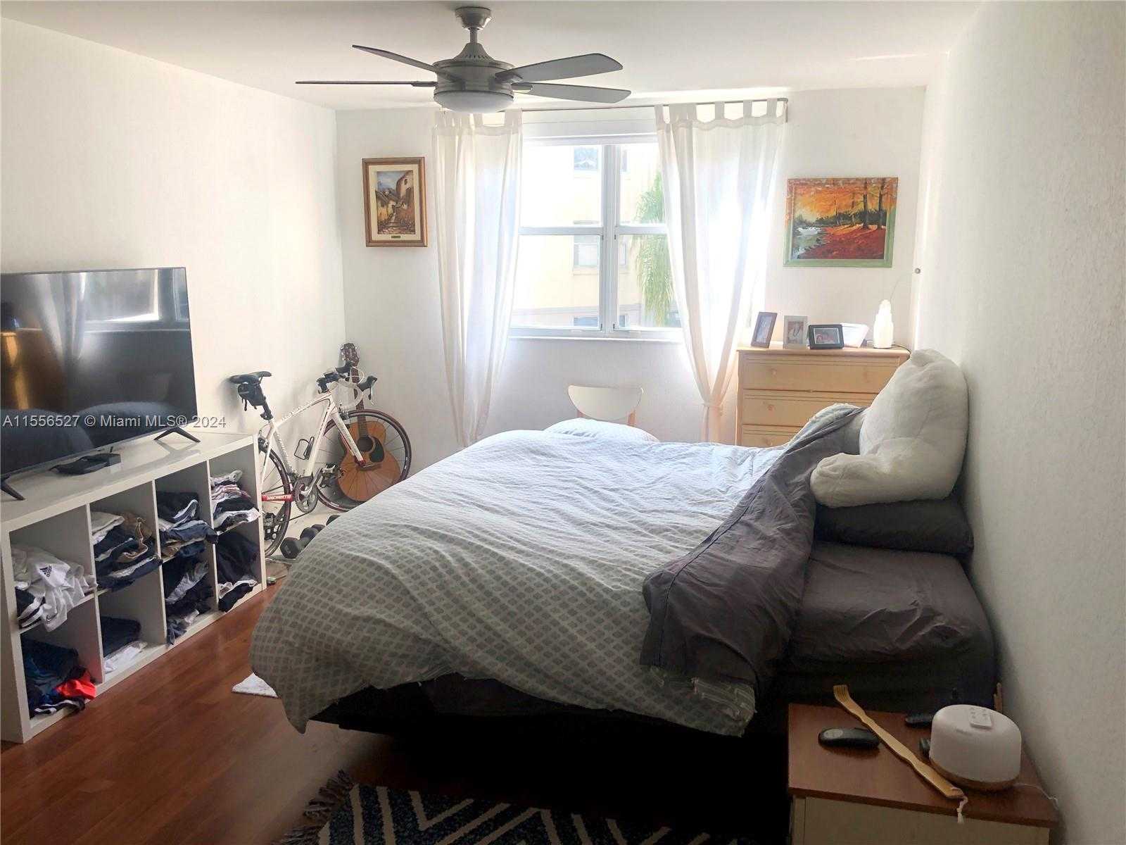 Small Image of 8255 LAKE DR #204, Doral Number 21