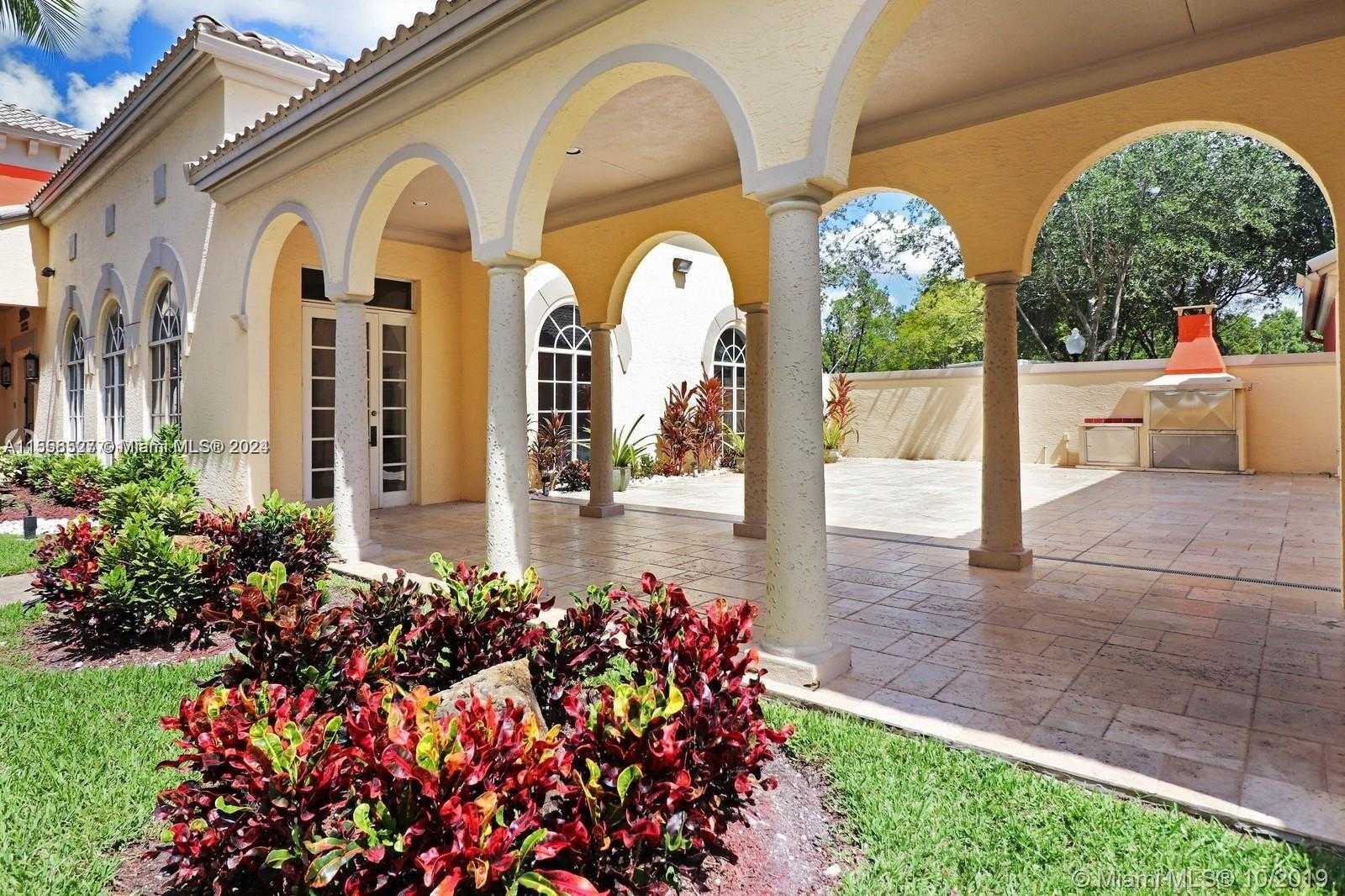 Small Image of 8255 LAKE DR #204, Doral Number 4