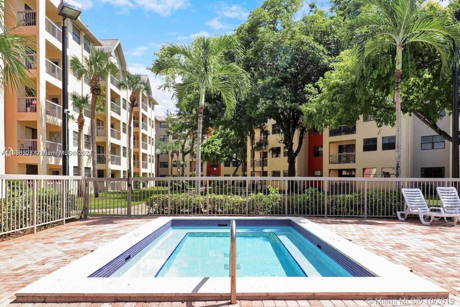 Small Image of 8255 LAKE DR #204, Doral Number 6