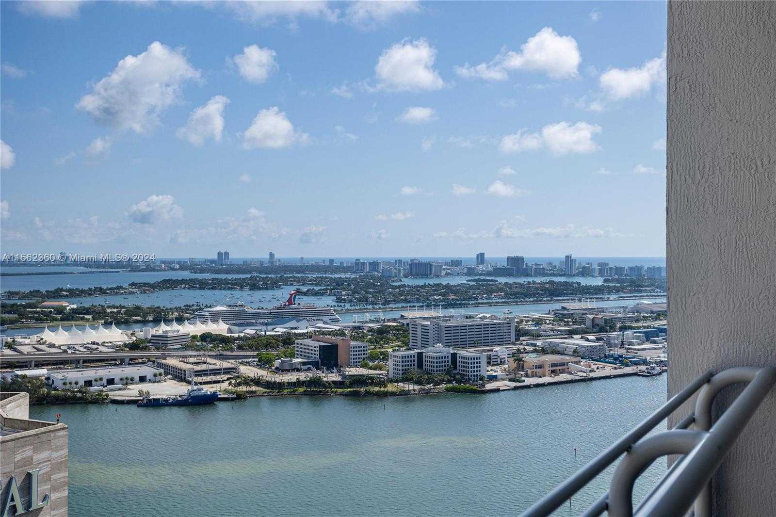 Small Image of 335 SOUTH BISCAYNE BLVD #LPH00, Miami Number 12