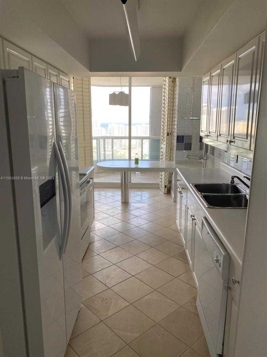 Small Image of 21205 YACHT CLUB DR #3209, Aventura Number 17
