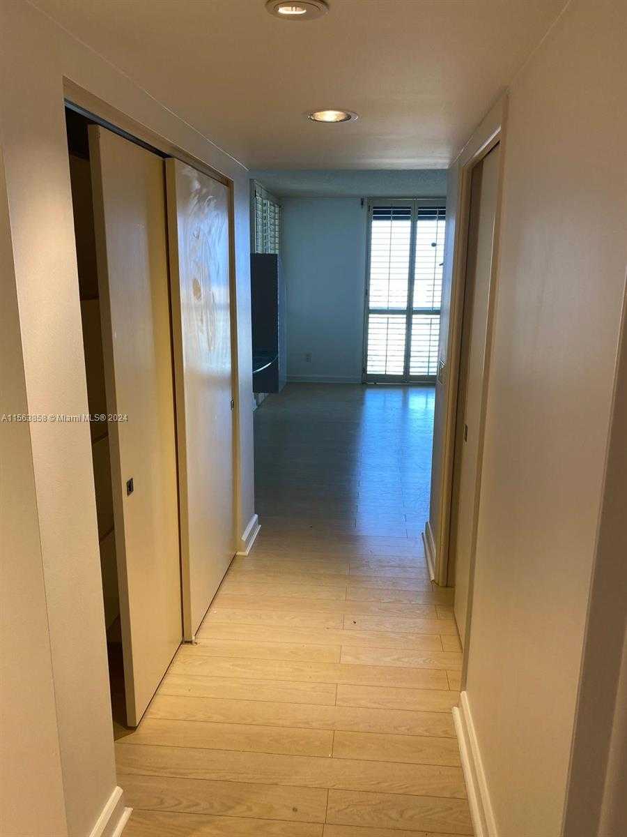 Small Image of 21205 YACHT CLUB DR #3209, Aventura Number 23
