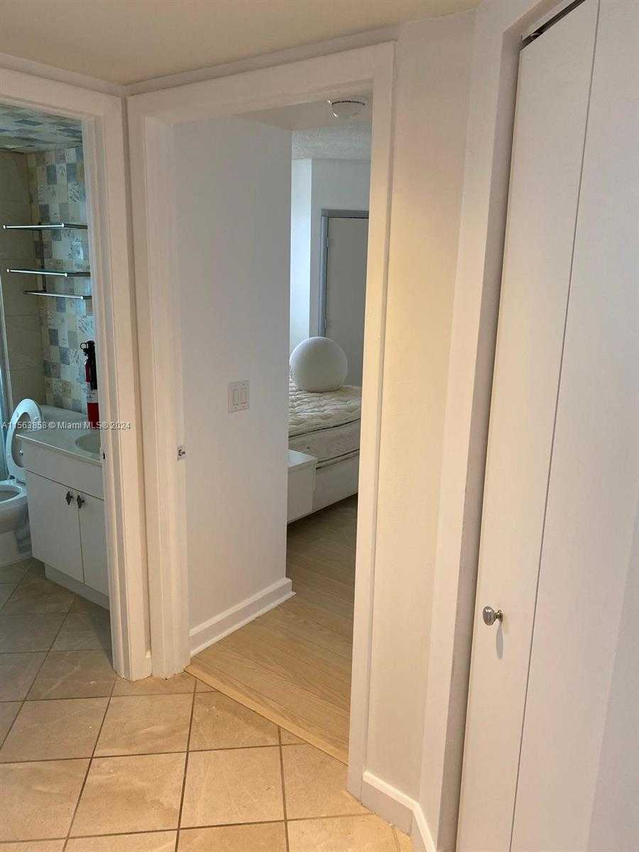 Small Image of 21205 YACHT CLUB DR #3209, Aventura Number 29
