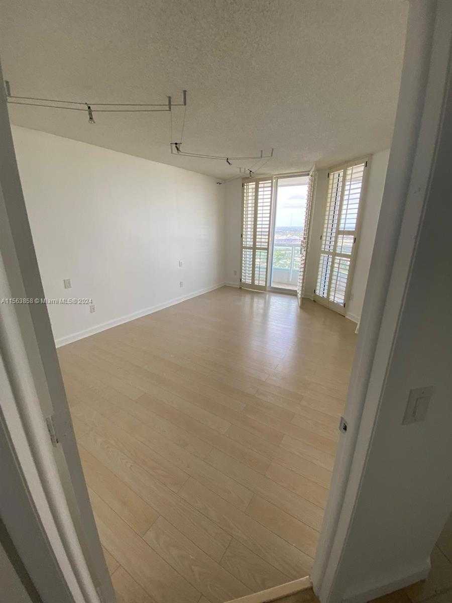Small Image of 21205 YACHT CLUB DR #3209, Aventura Number 31