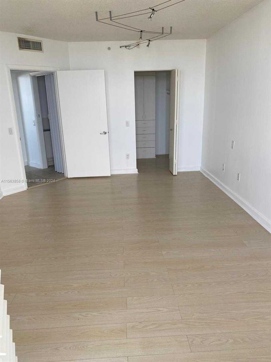Small Image of 21205 YACHT CLUB DR #3209, Aventura Number 32