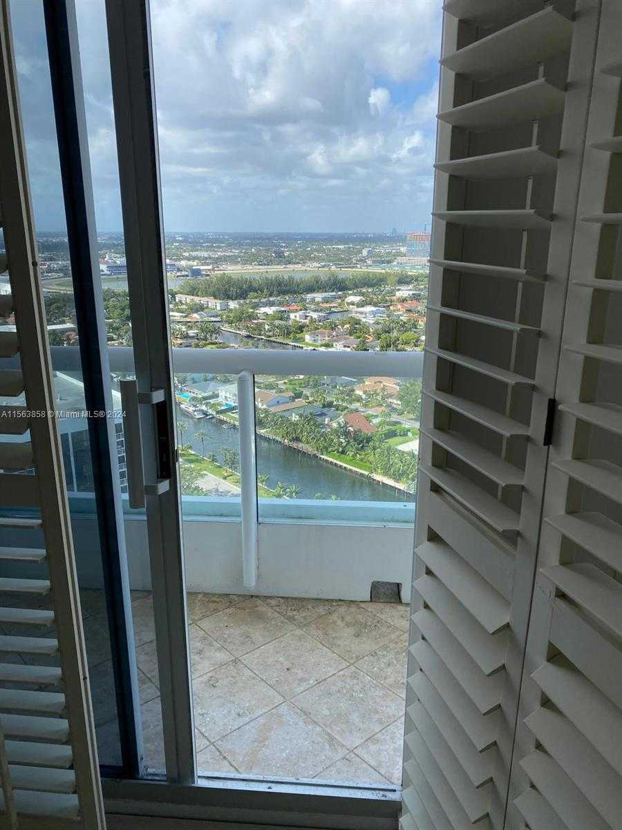 Small Image of 21205 YACHT CLUB DR #3209, Aventura Number 34