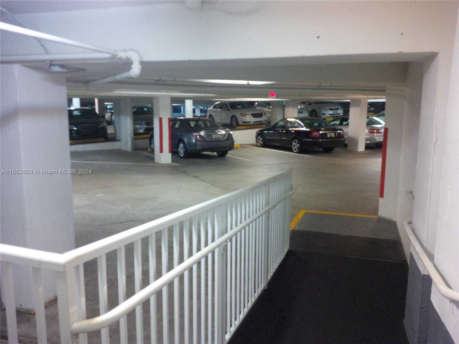 Small Image of 21205 YACHT CLUB DR #3209, Aventura Number 42