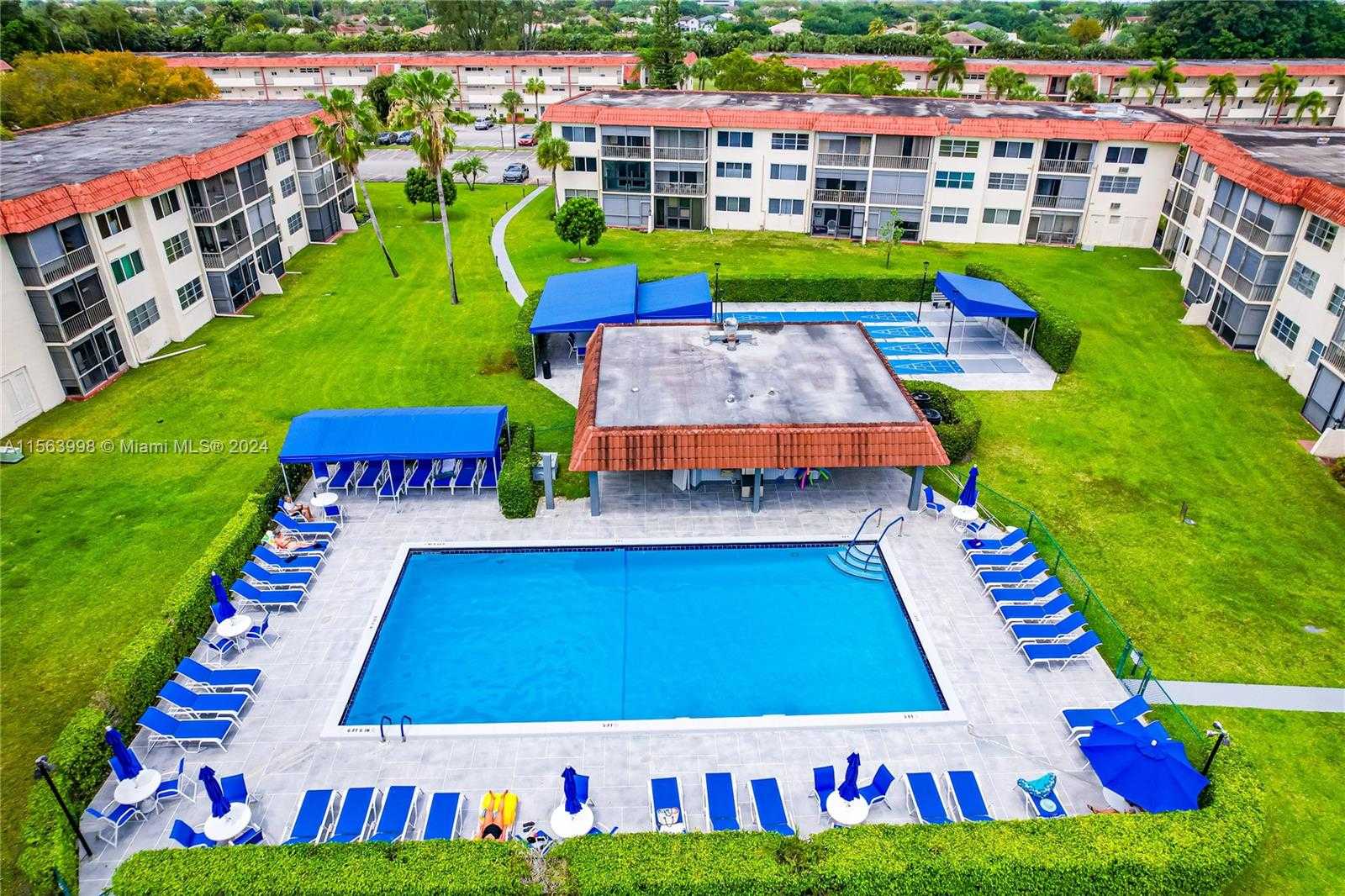 Small Image of 9800 NORTH HOLLYBROOK LAKE DR #202, Pembroke Pines Number 23