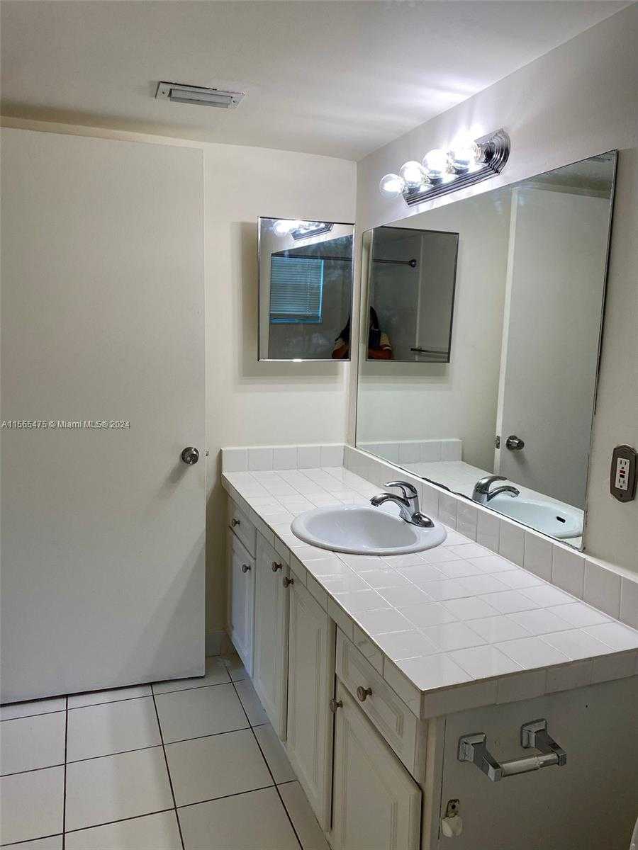 Small Image of 8363 LAKE DR #101, Doral Number 10