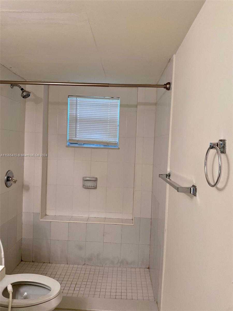 Small Image of 8363 LAKE DR #101, Doral Number 11