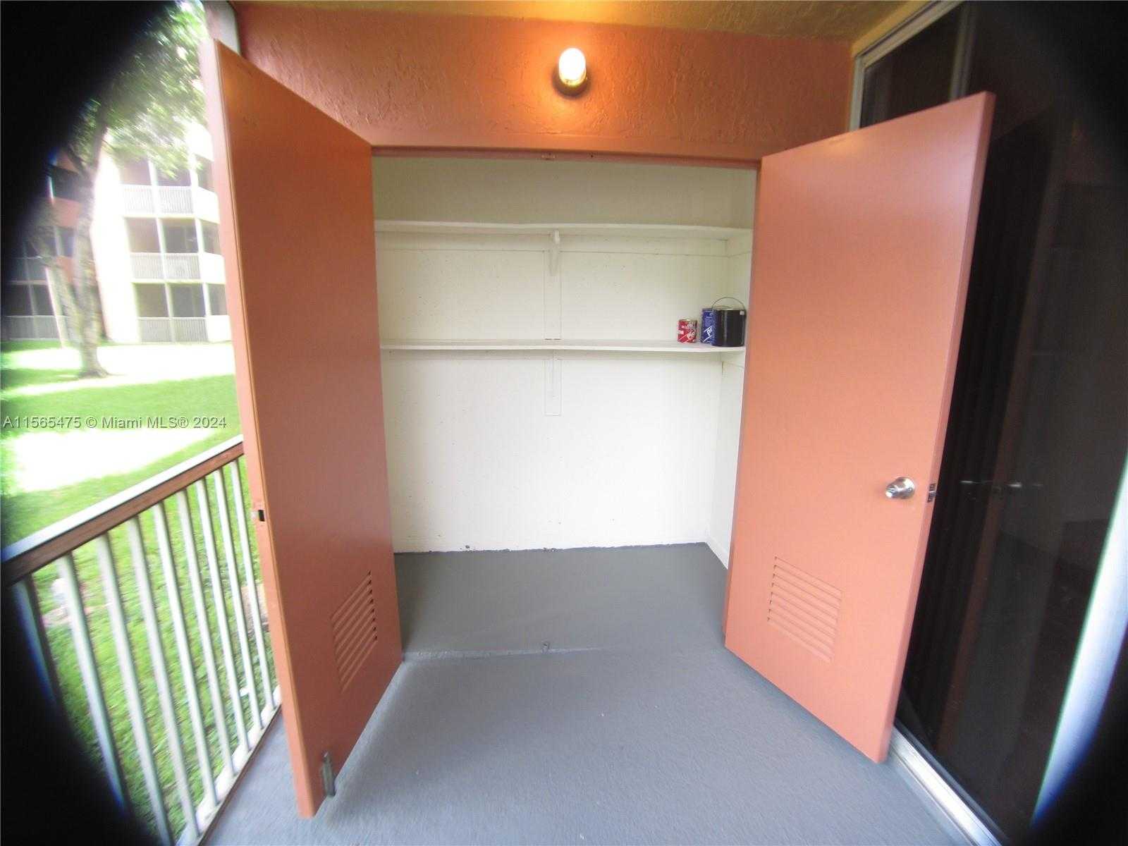 Small Image of 8363 LAKE DR #101, Doral Number 13