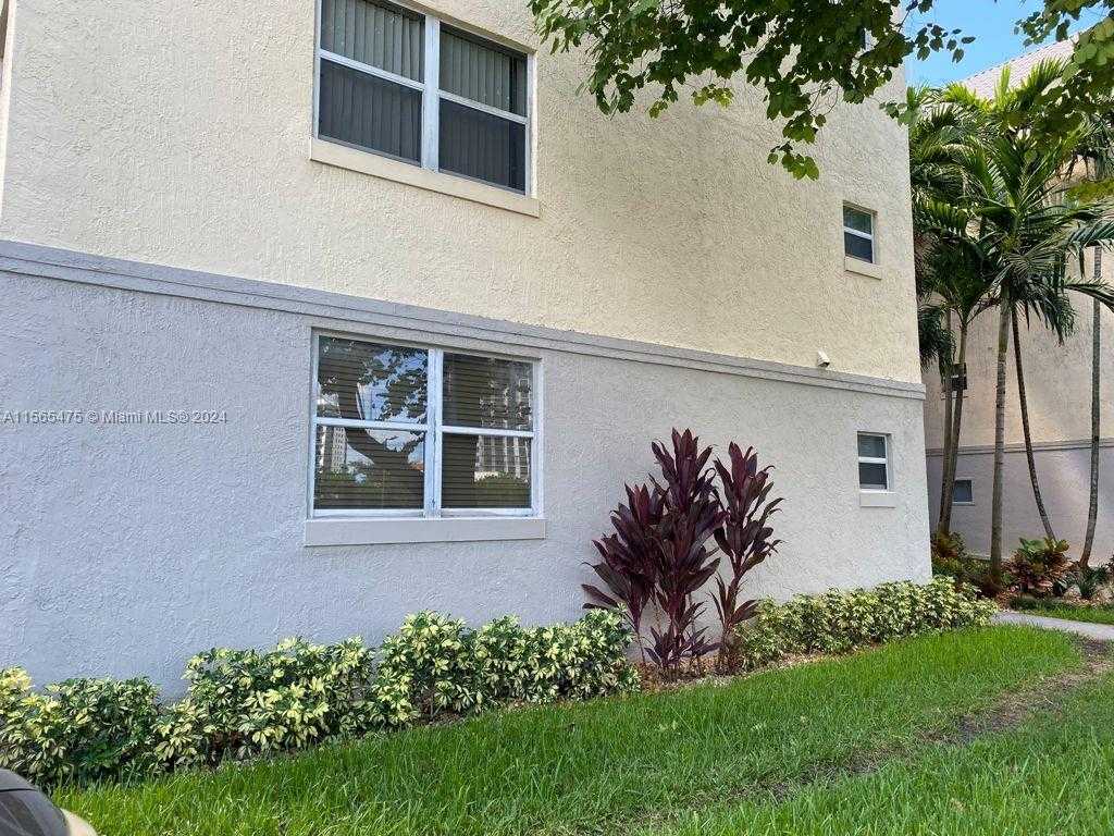 Small Image of 8363 LAKE DR #101, Doral Number 14