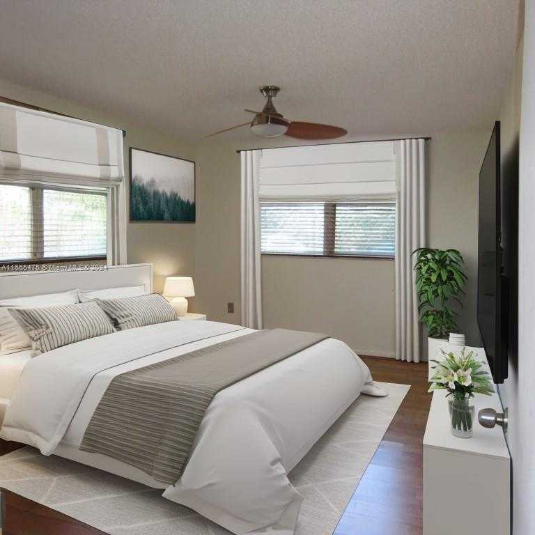 Small Image of 8363 LAKE DR #101, Doral Number 4