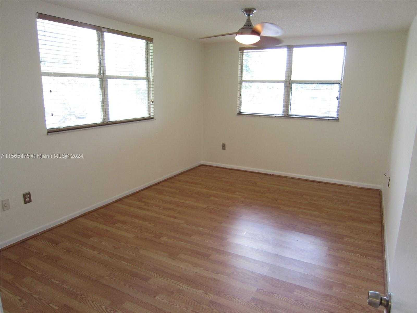 Small Image of 8363 LAKE DR #101, Doral Number 5