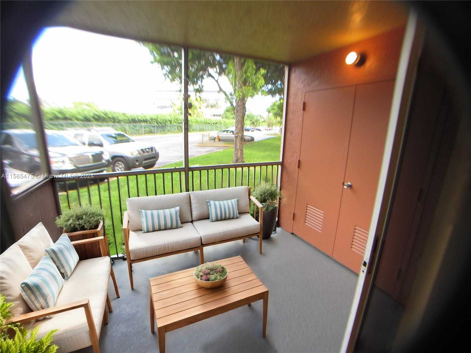 Small Image of 8363 LAKE DR #101, Doral Number 6
