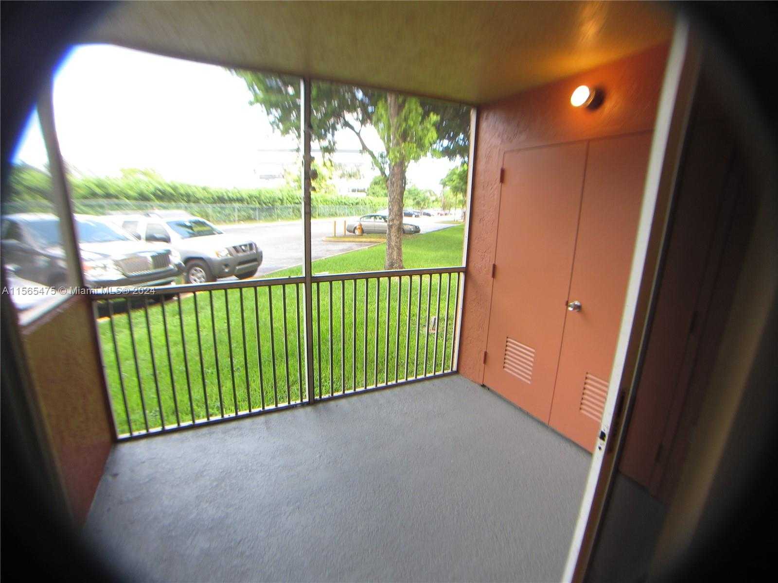 Small Image of 8363 LAKE DR #101, Doral Number 7